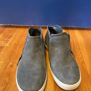 ECCO WOMEN'S GRAY SOFT SIDE ZIP BOOTIE Size 8-8.5